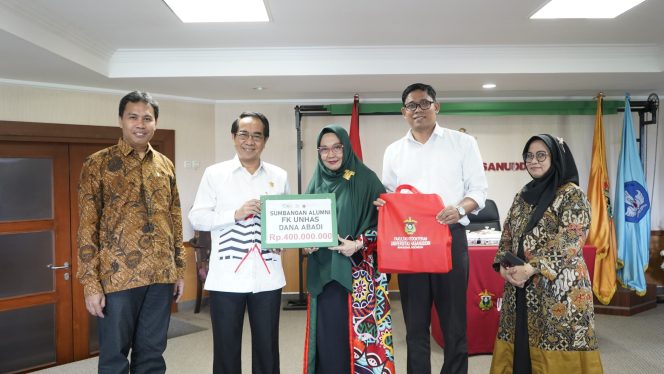 					FK Unhas Serahkan Dana Abadi dari Alumni Rp 400 Juta