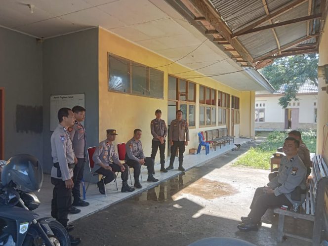 					Aparat Kepolisian di Sinjai Perketat Pengamanan Perekapan Suara Pemilu 2024. (Foto: Ist)