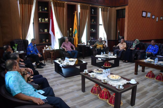 					Silaturahmi Purnabakti ASN tersebut berlangsung di ruang kerja Bupati Sinjai pada, Senin 19 Februari 2024 kemarin. (Foto: Ist/ Humas Kominfo)