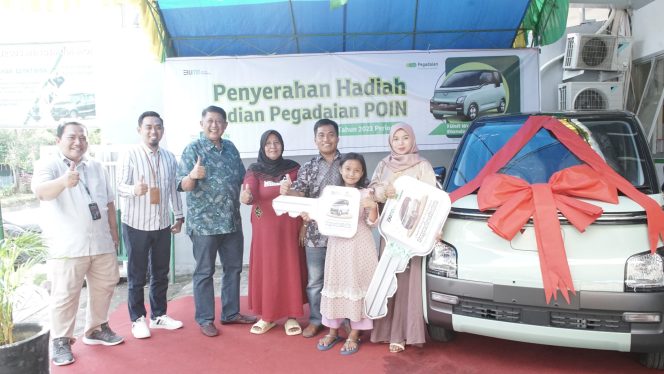 					Nasabah Pegadaian Makassar Terima Hadiah 1 Unit Mobil