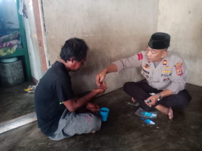 					Kapolsek Pulau Sembilan Sinjai Sambangi Warga Eks ODGJ. (Foto: Ist)