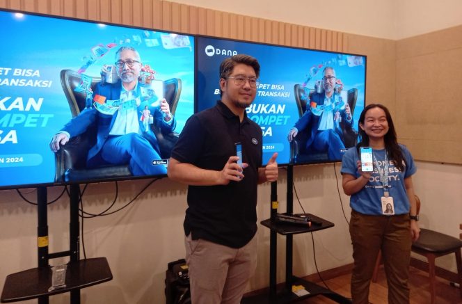 					Senior Brand Marketing Manager DANA Lim Wimawan Kusuma dan Head of Communication DANA Indonesia Sharon Issabella saat dialog bersama Media di Kota Makassar (Foto.berita.news)