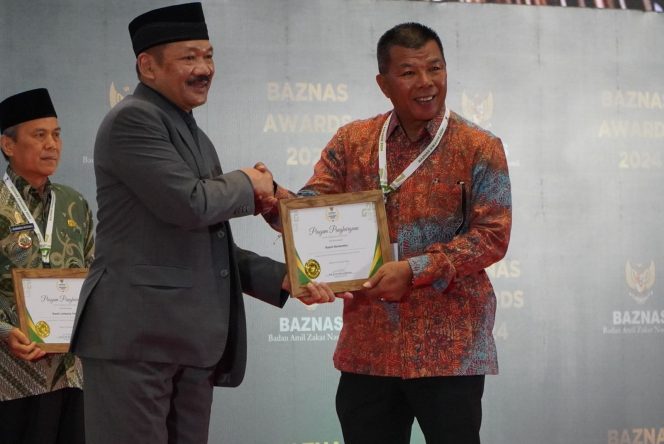 					Bupati Bulukumba, Andi Muchtar Ali Yusuf Terima Piagam Penghargaan Baznas Award 2024. (Foto: Ist/ Humas Kominfo)