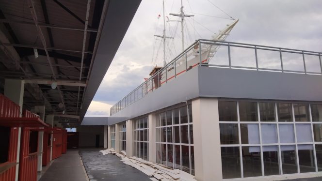 					Lantai 4 Gedung Pinisi Pemkab Bulukumba Runtuh Diterjang Angin Kencang. (Foto: BERITA.NEWS/ Syarif)