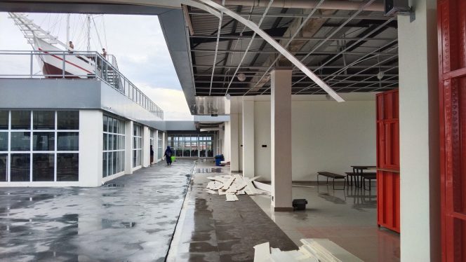 					Plafon Gedung Pinisi Lantai 4 Runtuh Akibat Angin Kencang. (Foto: BERITA.NEWS/ Syarif)