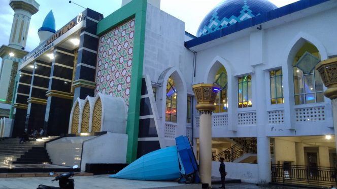					Kuba Masjid Islamic Center Dato Tiro Bulukumba Terjatuh. (Foto: BERITA.NEWS/ Syarif)