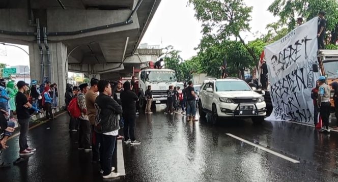 					Demo di KPU Sulsel Jelang Pemilu 2024, Massa Aksi Tulis Spanduk Tentang Presiden 