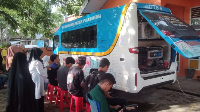 					Perekaman KTP di Halaman Kantor Dinas Dukcapil Bulukumba. (Foto: BERITA.NEWS/ Syarif)