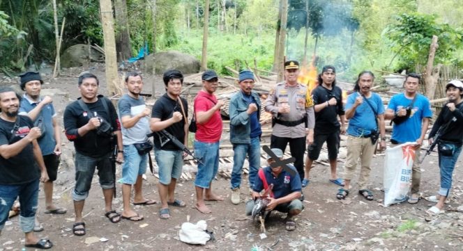 					Terduga Pelaku yang Diamankan Polisi bersama Ayam Adu. (Foto: Ist)