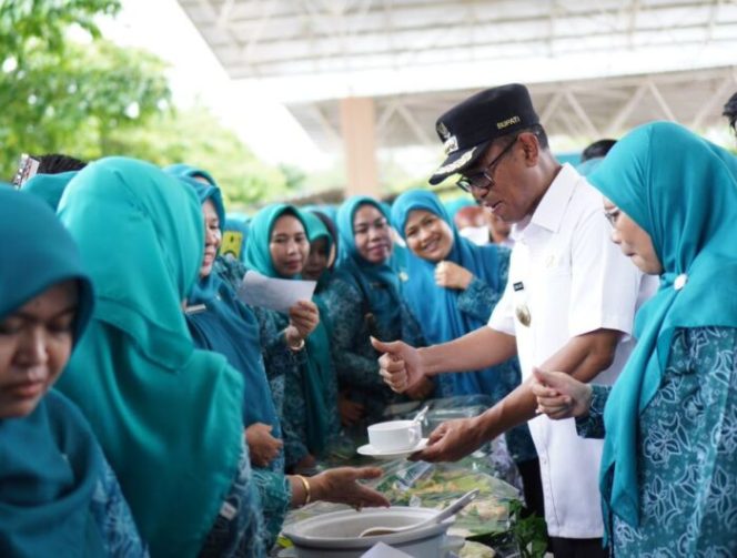 					Pj. Bupati Takalar didampingi Pj. Ketua Tp. PKK buka Bazar dan Lomba Kreasi Olahan Makanan berbahan Ikan, Seafood dan Jagung