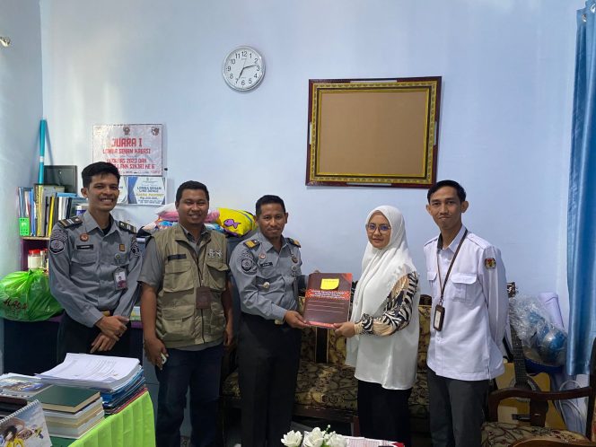 					KPU Serahkan DPTb TPS Khusus di Rutan Sinjai. (Foto: Ist)