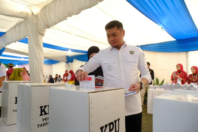 					Bupati Gowa Gunakan Hak Pilihnya di TPS Dekat Rujab, Wabup di Kampung Halaman