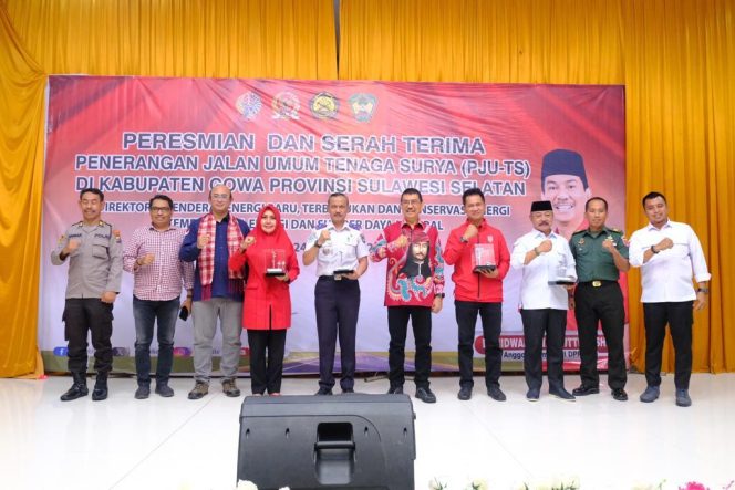 					Pemkab Gowa Terima Penerangan Jalan Umum Tenaga Surya dari Kementerian ESDM