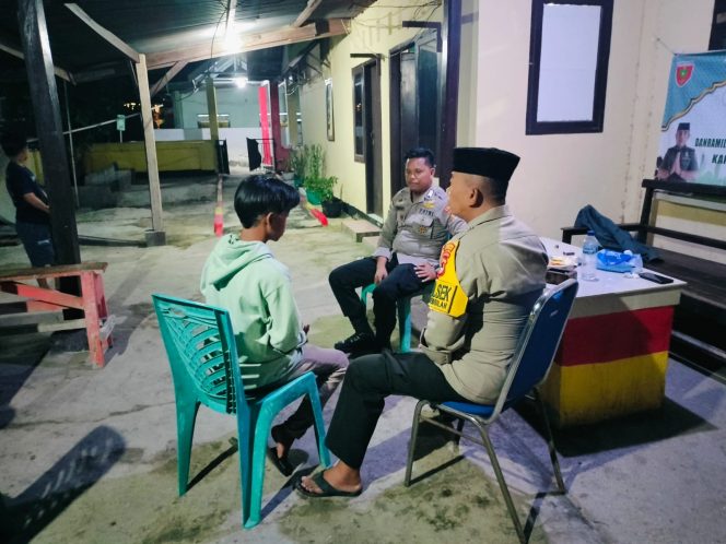 					Kapolsek Pulau Sembilan Memberikan Nasehat dan Motivasi kepada Anak yang Putus Sekolah. (Foto: Ist)