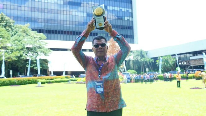 					Bupati Bulukumba, Andi Muchtar Ali Yusuf Menerima Piala Adipura Tahun 2023. (Foto: Ist/ Humas Kominfo)
