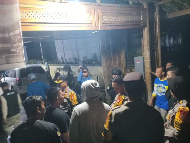 					Penggerebekan dan Pengamanan di Rumah FR di Desa Kassi Buleng, Kecamatan Sinjai Borong. (Foto: Ist)