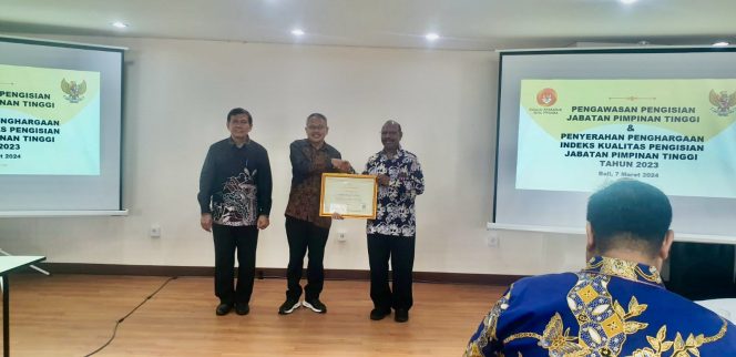 					Pemkab Bulukumba yang diwakili oleh Sekretaris Daerah Muh Ali Saleng Menerima Penghargaan dari KASN. (Foto: Ist/ Humas Kominfo)