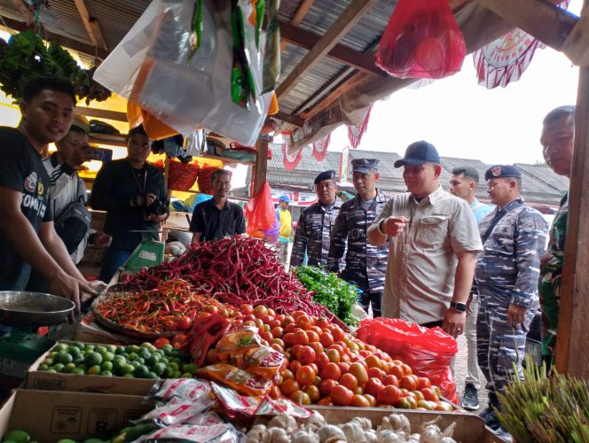 					Pj Bupati Sinjai TR Fahsul Falah Sidak dan Cek Harga Kebutuhan Pokok di Pasar Sentral. (Foto: Ist)