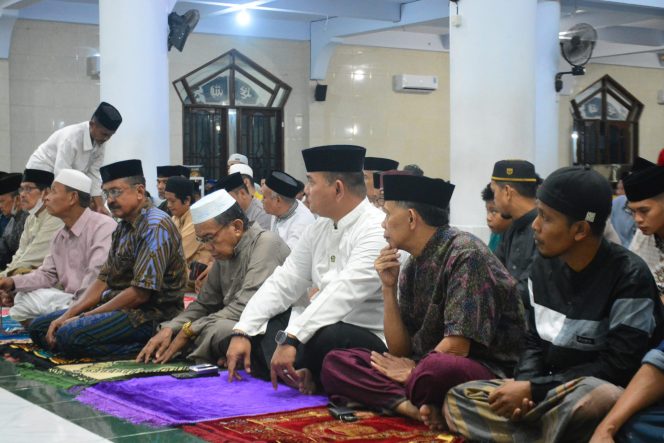 					Pj Bupati Sinjai Salat Tarawih bersama Warga di Masjid Agung Nujumul Ittihad Cakkempong. (Foto: Ist/ Humas Kominfo)