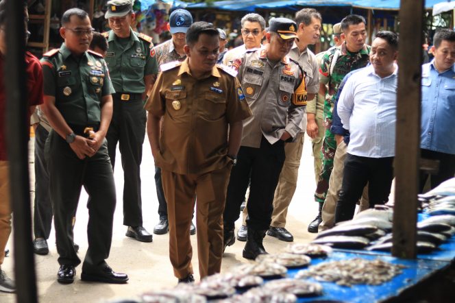 					Bersama Unsur Forkopimda, Pj Bupati Jeneponto Sidak di Pasar Induk Karisa. (Foto: Ist)