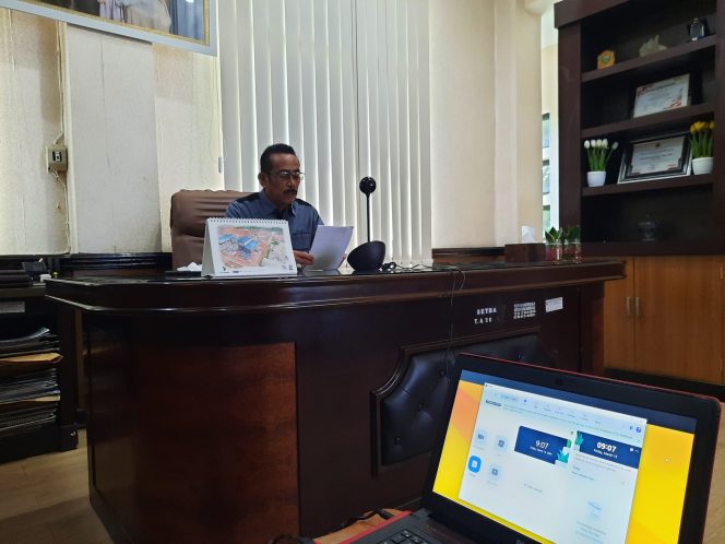 					Andi Jefrianto mewakili Pj Bupati Sinjai membuka bimtek secara virtual dari Ruang Kerja Sekda Sinjai. (Foto: Ist/ Humas Kominfo)