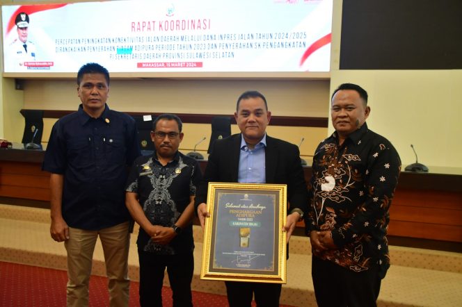 					Penghargaan tersebut diserahkan langsung Pj Gubernur Sulsel kepada Pj Bupati Sinjai di Ruang Kerja Gubernur Sulsel. (Foto: Ist/ Humas Kominfo)