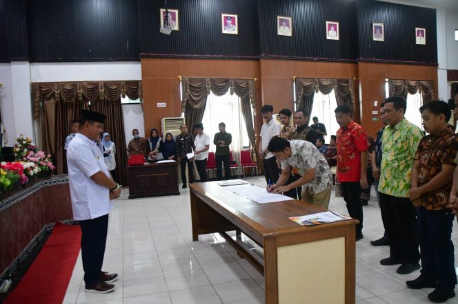 					77 ASN Pemkab Sinjai Terima SK Kenaikan Pangkat. (Foto: Ist/ Humas Kominfo)