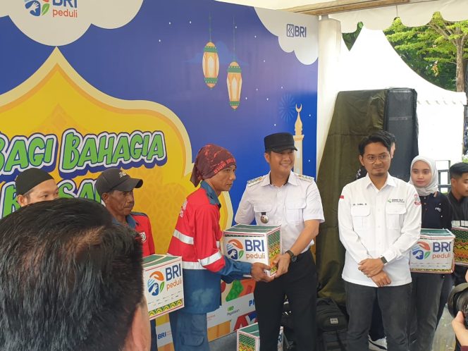 					Petugas Kebersihan Hingga Warga Terima 1500 Paket Sembako dari BRI dan Kecamatan Mariso