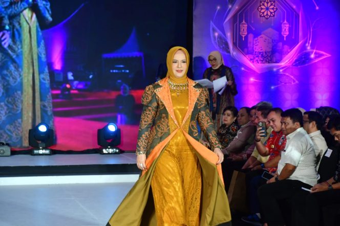 					Tampil Menawan, Istri Pj Bupati Raih Predikat Terbaik pada Fashion Show Dekranasda Sulsel