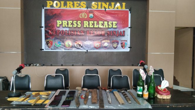 					Barang Bukti yang Disita Polisi saat Puluhan Warga Aksi Protes di KPU Sinjai. (BERITA.NEWS/ Syarif)
