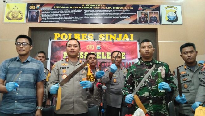 					Barang Bukti Berupa Senjata Tajam, Bom Molotov dan Handphone yang Disita dan Diamankan Polisi. (Foto: BERITA.NEWS/ Syarif)