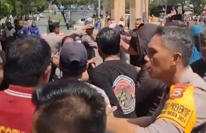 					Demo warga Kassi Buleng, Sinjai Borong di depan Kantor KPU Sinjai. (Foto: Ist)