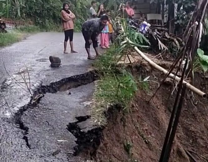 					Kondisi Tanah Longsor di Poros Sinjai - Malino, Desa Gantarang, Kecamatan Sinjai Tengah. (Foto: Ist)