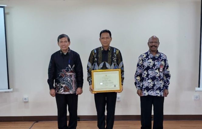 					Mewakili Pj Bupati, Kepala BKPSDMA Sinjai Menerima Penghargaan dari KASN. (Foto: Ist/ Humas Kominfo)