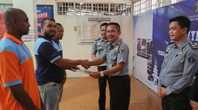 					Penyerahan SK remisi khusus Nyepi ini diserahkan langsung oleh Kepala Lapas, Andi Mohammad Syarif kepada WBP. (Foto: Ist)