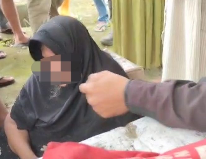 					Terduga Pelaku Pembunuhan Sadis di Desa Palae, Sinjai Selatan. (Foto: Tangkapan Layar Video Amatir Warga)