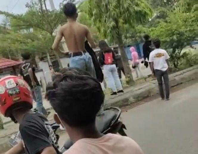 					Tangkapan Layar Video Viral Geng Motor Serang Rumah Warga di Bulukumba. (Foto: Video Viral/ Netizen)