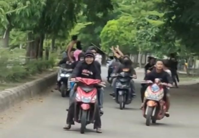 					Aksi Geng Motor Asal Bantaeng Usai Melakukan Pelemparan Rumah Warga di Bulukumba. (Foto: Tangkapan Layar/ BERITA.NEWS)