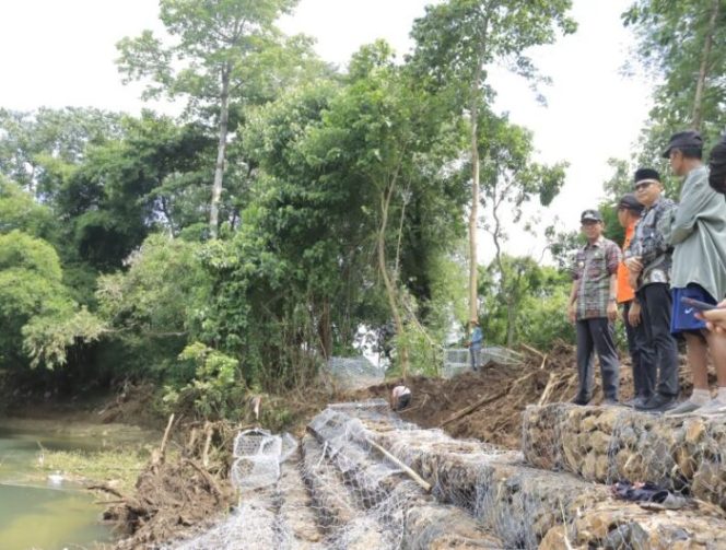 					Pj. Bupati Kunjungi Pembangunan Tanggul Bantaran Sungai Pangkarode Kec. polongbangkeng Selatan