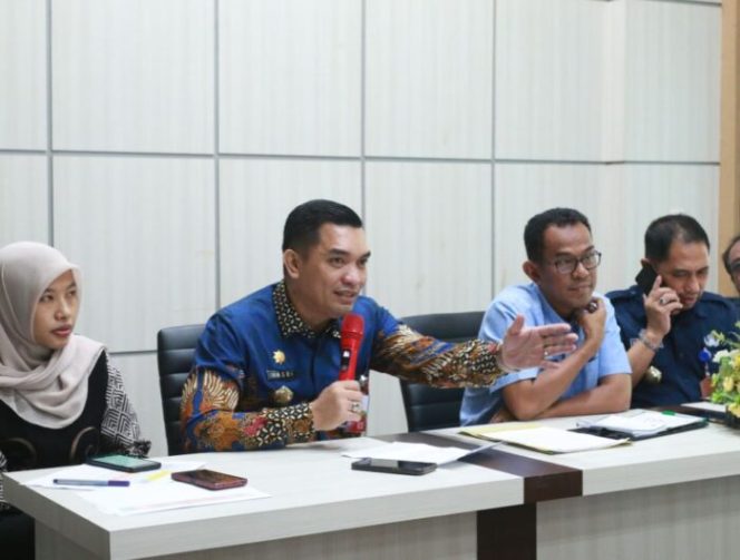 					Jaga Stabilitas Stok dan Harga Pangan di Takalar, Pj. Bupati pimpin Rakor terkait Stok Beras, Telur dan Ayam Pedaging