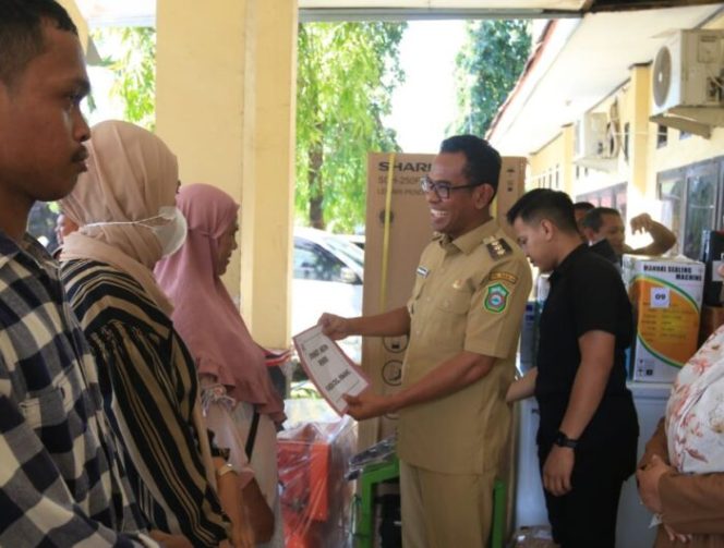 					Majukan UMKM Takalar, Pj. Bupati serahkan Bantuan Fasilitas Peralatan Unit Usaha
