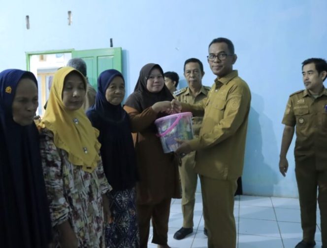 					Pj. Bupati Takalar serahkan Bantuan di Kecamatan Galesong sebagai rangkaian Hari Jadi Takalar ke-64