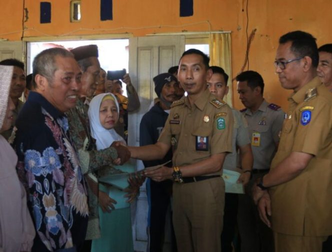 					HUT Takalar ke-64, Pj. Bupati Serahkan 110 Sertifikat Gratis untuk Warga
