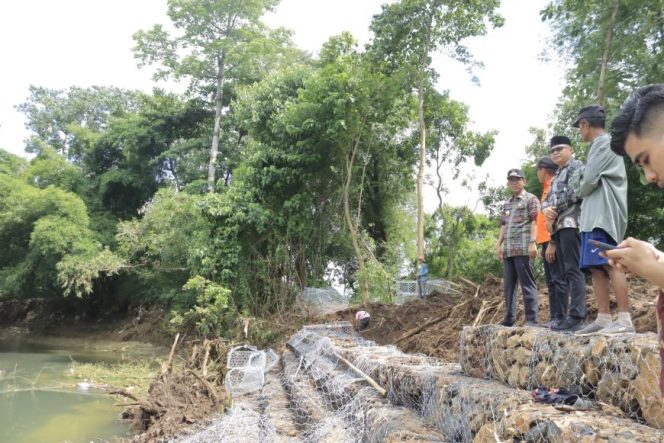 					Pj. Bupati Kunjungi Pembangunan Tanggul Bantaran Sungai Pangkarode Kec. polongbangkeng Selatan