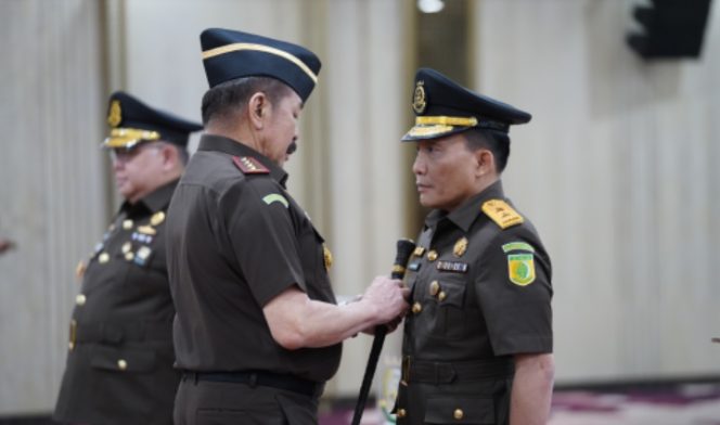 					Agus Salim Jabat Kajati Sulsel, Leonard Eben Ezer Simanjuntak Jabat Staf Ahli Jaksa Agung