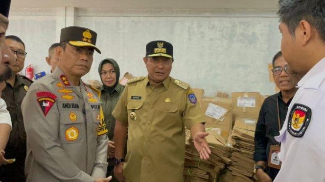 					Bupati Gowa Dampingi Pj Gubernur Sulsel Tinjau Proses Pencoblosan di TPS