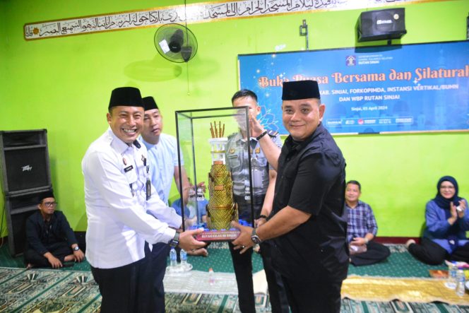 					Buka Puasa Bersama di Rutan Sinjai, Pj Bupati Dapat Cinderamata Karya Napi