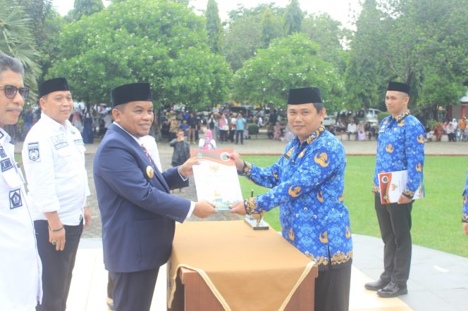 					Pj Bupati Jeneponto, Junaedi Bakri Serahkan SK ASN PPPK. (Foto: Ist)