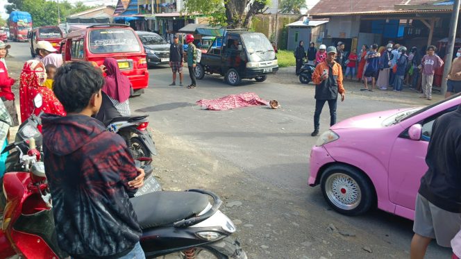 					Korban Tergeletak Usai Dilindas Mobil Truck. (Foto: Ist)