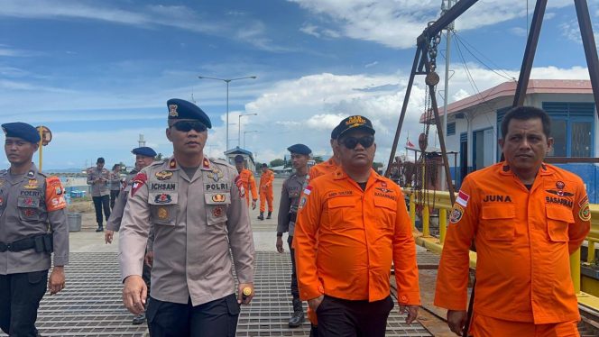 					SAR Batalyon C Pelopor bersama Basarnas Bone Pantau Arus Mudik di Pelabuhan Bajoe
